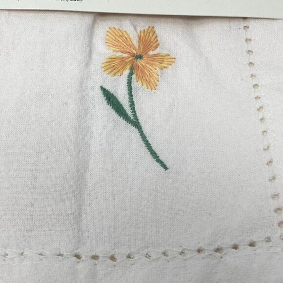 Target 2pk Flower Cloth Napkins - Threshold™ 18 " x 18 " Cotton E4 - Picture 4 of 5